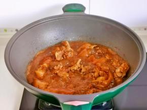 猪蹄炖烂后按个人口味加入盐。