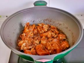 大火收汁至浓稠即可关火。