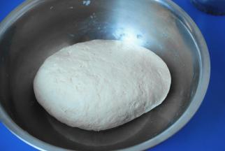 面粉中加入酵母、白糖、温水，搅拌成絮，再下手揉成面团。盖上保鲜膜放温暖处发酵到2倍大。