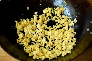 鸡蛋一次性加入足够的盐，炒熟成鸡蛋碎。