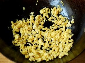 鸡蛋一次性加入足够的盐，炒熟成鸡蛋碎。