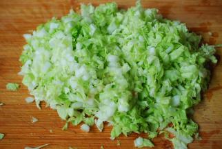 大白菜清洗干净，切碎，不用剁烂，也不用挤水。