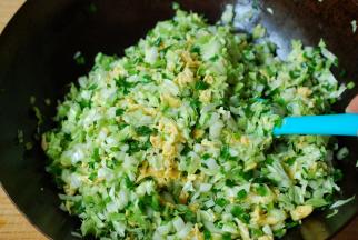 白菜馅儿就调好了，很香。这样调馅儿一点儿汤汁都不出，即便用不完放到明天不会出汤。