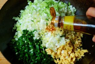 放入鸡蛋盆中，放入食用油拌匀，让白菜包裹上一层油膜，组织盐分和白菜的接触，防止出水。韭菜洗净切碎也放一起，加入葱花和姜末，浇上适量香油，鸡精，搅拌均匀。