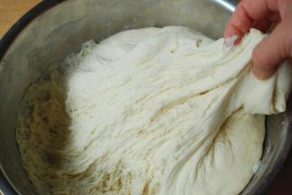 面团发酵好了，拉开面团，里面是蜂窝状态就好了。