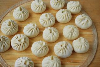 取出面团，揉匀排气，揪剂子擀成面皮，包成包子。静置20分钟后再入锅开始蒸，大火上汽后蒸8分钟就好了。