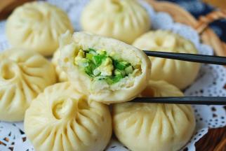 火候也刚刚好，包子松软白嫩，白菜馅儿鲜美多汁，非常好吃。