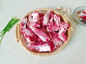 准备新鲜的牛排骨以及香料。