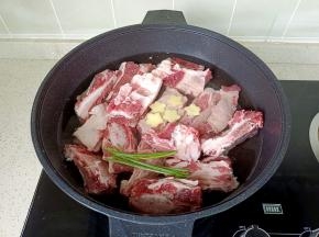 牛排骨冷水下锅，加生姜，葱焯水。
