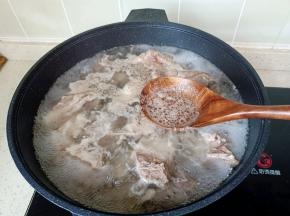 焯水的时候，把表面浮沫撇去。