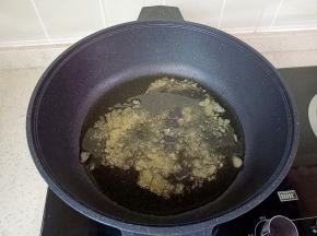 锅里放入冰糖，小火炒出糖色。