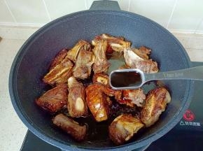 加生抽三勺，蚝油两勺，老抽一勺，快速翻炒均匀。