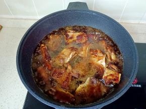 一次性加足开水与牛排骨齐平，加香料与辣椒段一起，开大火煮开转中火炖45分钟。