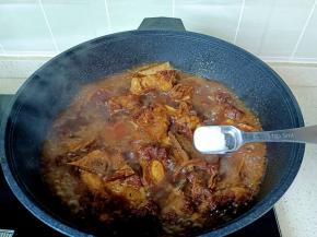 炖到牛排骨软烂加盐继续炖15分钟。