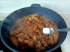 炖到牛排骨软烂加盐继续炖15分钟。