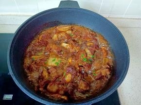 炖到汤汁浓稠，撒葱花起锅。