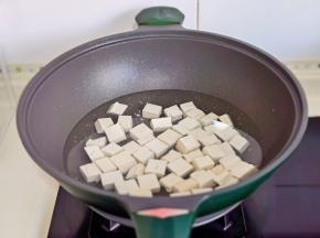 豆腐块冷水下锅。