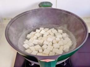 大火烧开捞出沥干水分。