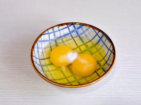 鸡蛋磕碗中，加盐。