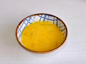 用筷子打散。