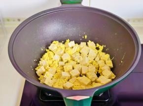 快去用铲子翻炒，蛋液凝固后盛出备用。