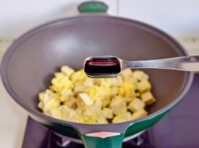 倒入鸡蛋豆腐，加一勺生抽。