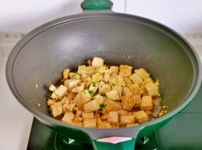 加入一小碗水，盐烧开炖至入味，撒上送花出锅。