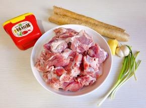 准备食材，小排泡冷水，将血水泡出。