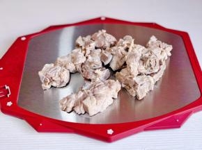 捞出温水冲洗沥干水分，切小块。