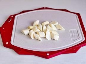 山药去皮洗净切菱形块。