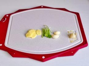 葱姜蒜去皮切好。