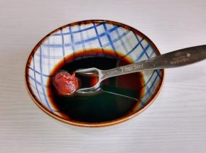 碗中+生抽，料酒，老抽，蚝油，辣椒酱搅拌均匀。