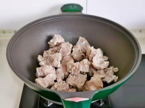 起油锅，加入小排煸炒。