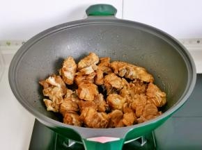 小火翻炒两分钟。