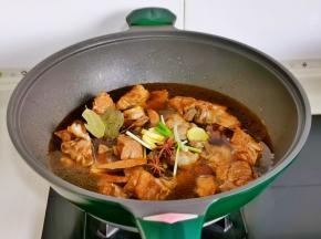 加入水，葱姜蒜，八角桂皮香叶，盖上盖子烧开转小火炖25分钟。