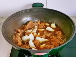 加入山药，板栗炖熟即可。