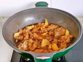 按个人口味加盐调味，大火收汁至浓稠。