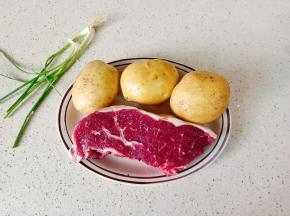 准备好一块新鲜的牛肉与土豆【土豆选择黄壤的会比较好吃】