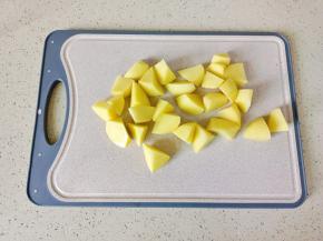 土豆清洗干净后削皮，对半切开四份，再切成滚刀块【切好的土豆可以放在清水里浸泡着，防止氧化】