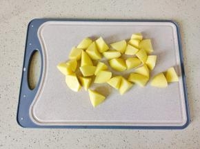 土豆清洗干净后削皮，对半切开四份，再切成滚刀块【切好的土豆可以放在清水里浸泡着，防止氧化】