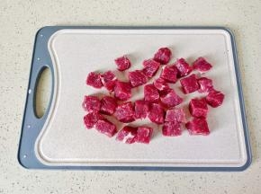 牛肉去除筋膜，清洗后再切成小方块。
