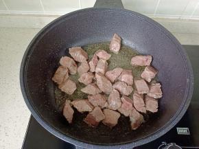 开大火翻炒至牛肉块变色。