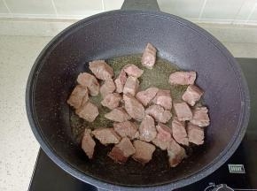 开大火翻炒至牛肉块变色。