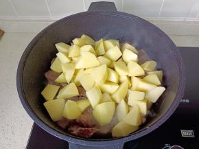 放入切好的土豆块翻炒均匀。