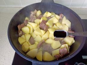 加入生抽两勺。