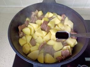 加入生抽两勺。