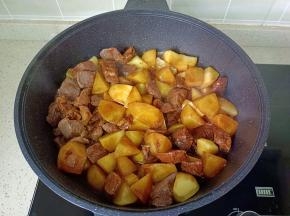 用铲子将调味料翻炒均匀。