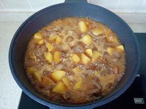 加入适量的开水，开大火煮开转中火炖20分钟。