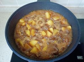 加入适量的开水，开大火煮开转中火炖20分钟。