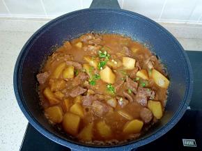 炖到汤汁粘稠就可以关火，撒点葱花就可以盛盘开吃了！